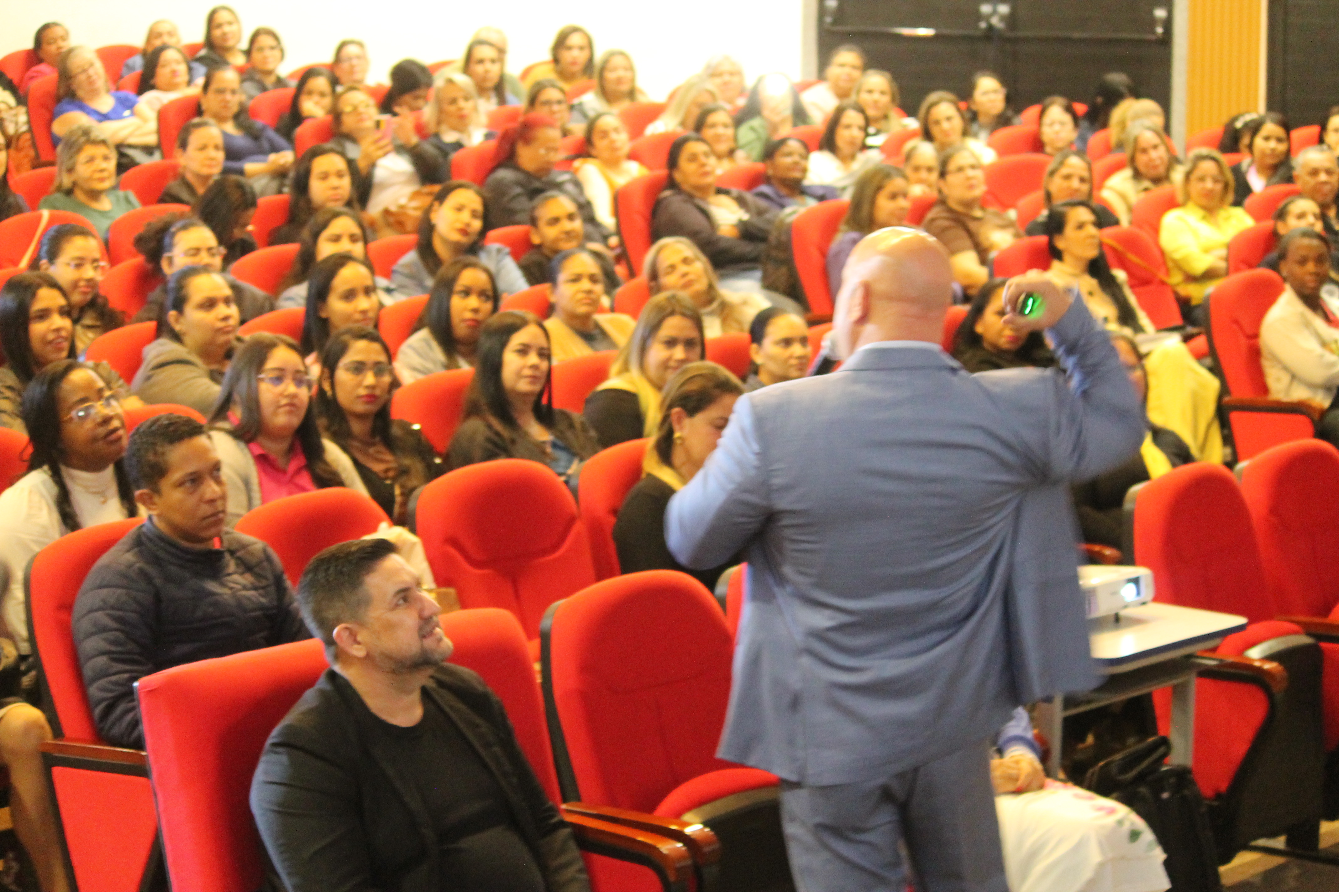 Imagem destaque notícia Educação recebe servidores com ciclo de palestras para iniciar segundo semestre