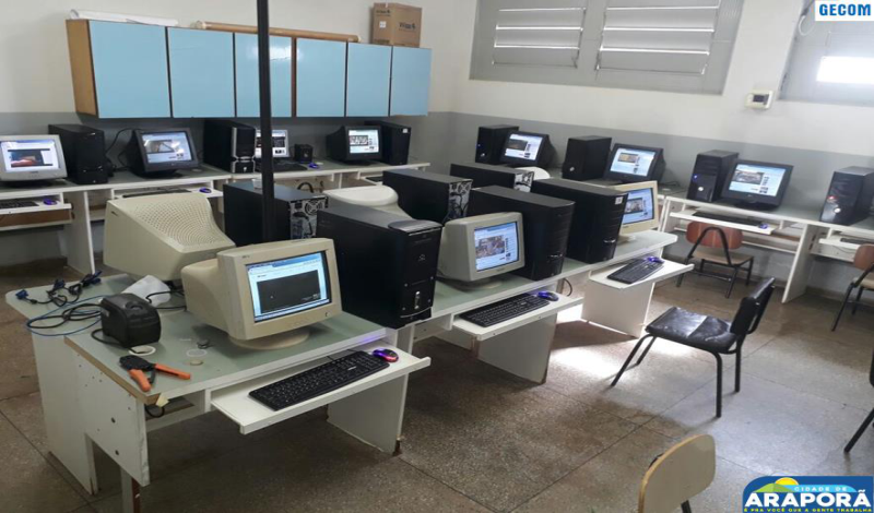 Imagem destaque notícia Prefeitura reforça laboratório de informática de escola reaproveitando equipamentos de informática antes abandonados por falta de reparo