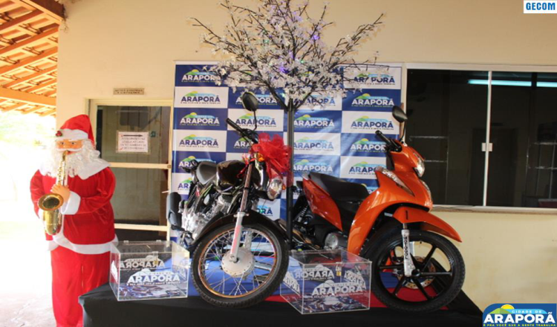 Imagem destaque notícia Prefeitura encerra expediente de 2017 com entrega de Cartão de Natal e sorteio de prêmios