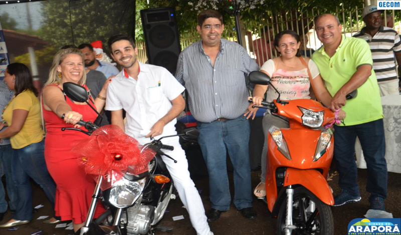 Imagem destaque notícia Prefeitura de Araporã reúne funcionários para confraternização, sorteio de motos e entrega de Cartão de Natal