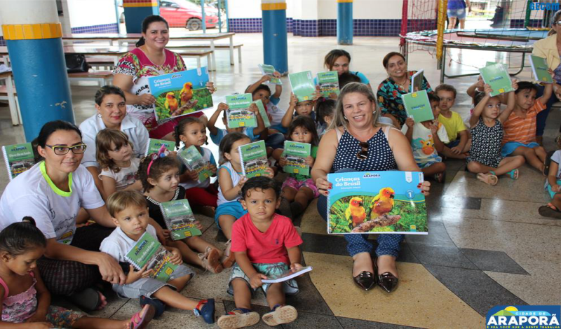 Imagem destaque notícia Prefeitura entrega para escolas material didático e agendas do Sistema Etapa