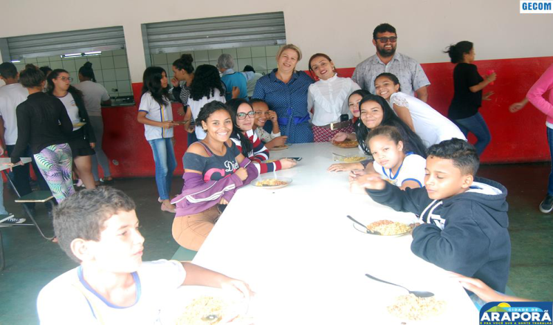 Imagem destaque notícia Prefeita de Araporã faz visita à escola e atesta a qualidade da merenda escolar