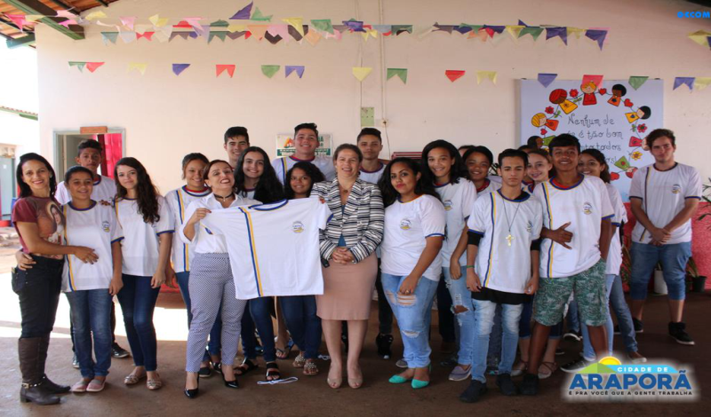 Imagem destaque notícia Alunos, professores e servidores da Escola Olintha recebem uniformes