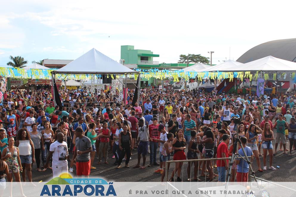 Imagem destaque notícia Matinê e apresentação da Banda Extase marcam terceira noite do carnaval de Araporã