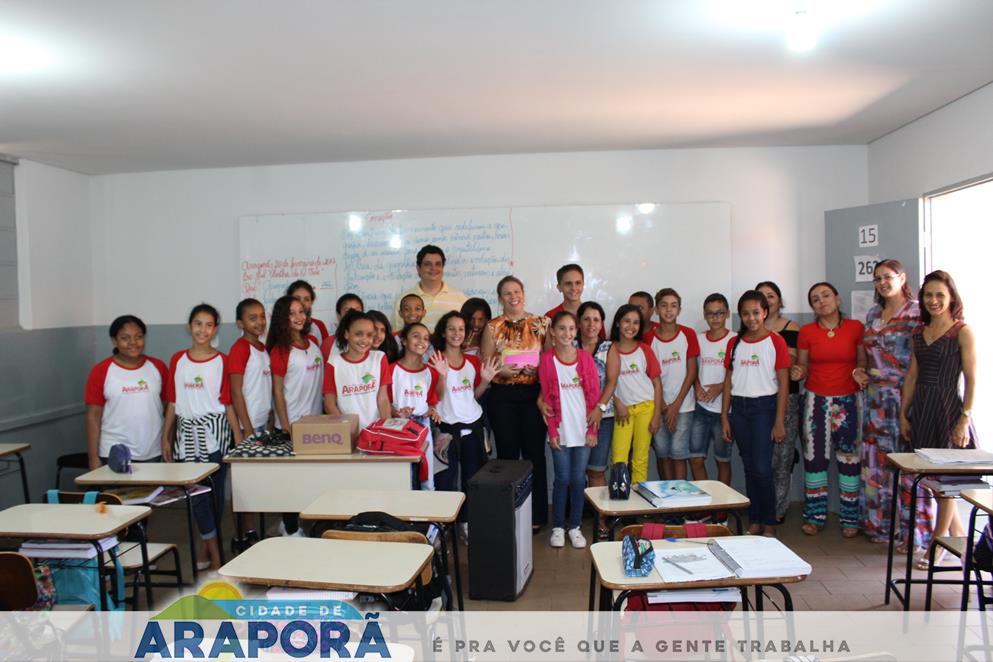 Imagem destaque notícia Prefeita Renata Borges recebe homenagem de alunos da Escola Olintha